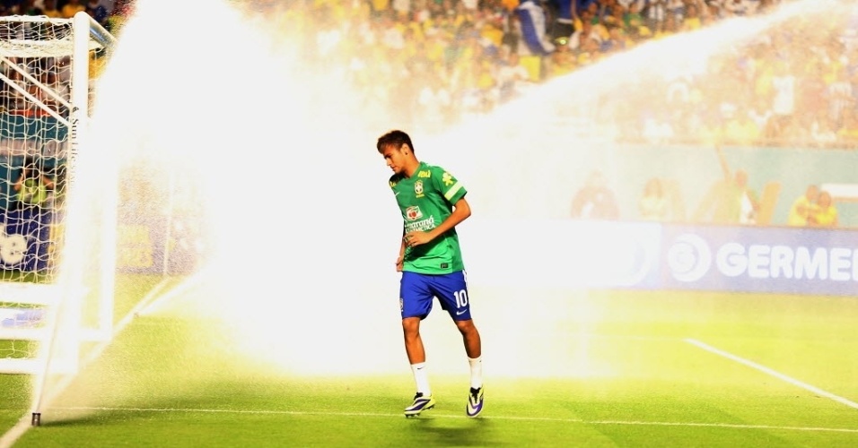 16.nov.2013 - Neymar é atingido por sistema de irrigação do Sun Life Stadium durante o aquecimento para amistoso da seleção brasileira contra Honduras