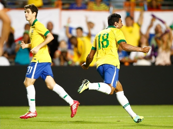 16.nov.2013 - Paulinho comemora o primeiro gol do Brasil em amistoso contra Honduras