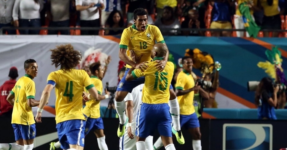 16.nov.2013 - Paulinho e Maicon se abraçam para comemorar um dos gols do Brasil contra Honduras em Miami (EUA)
