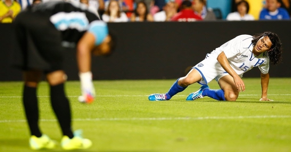 16;nov.2013 - Roger Espinoza, de Honduras, fica caído em amistoso contra a seleção brasileira de futebol