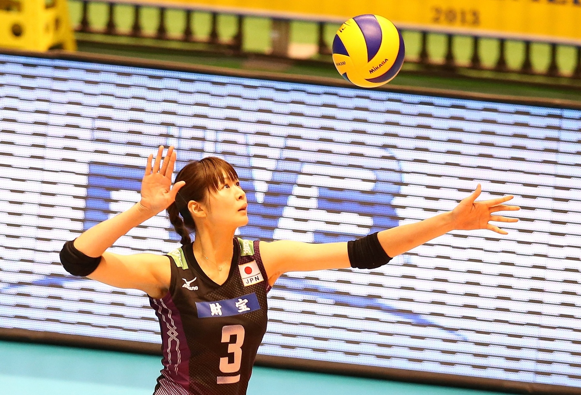 17.nov.2013 - Saori Kimura saca para o Japão no duelo contra o Brasil; ao vencer as japonesas por 3 a 0, o Brasil garantiu o bicampeonato da Copa dos Campeões - Divulgação/FIVB