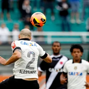 17.nov.2013 - Alessandro (dir.) cabeceia bola no embate contra o Vasco pelo Campeonato Brasileiro - Reinaldo Canato/UOL