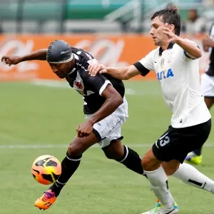 17.nov.2013 - Após sofrer corte, atacante Abuda, do Vasco (esq.), joga com touca de natação na cabeça - Reinaldo Canato/UOL
