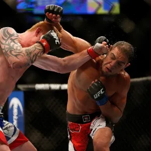 17.nov.2013 - Brasileiro Thales Leite (dir.) troca golpes com o americano Ed Herman durante o UFC 167 em Las Vegas - Josh Hedges/Zuffa LLC/gettyimages