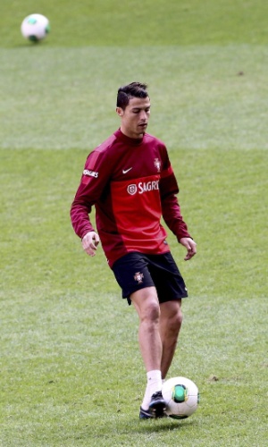 17.nov.2013 - Cristiano Ronaldo aquece com a bola em treino com a seleção Portuguesa
