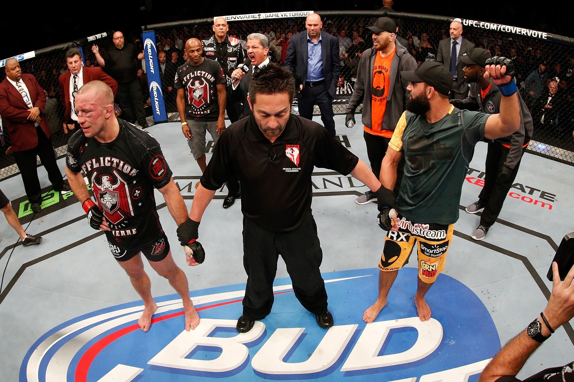 17.nov.2013 - Georges St-Pierre (esq.) e Johny Hendricks aguardam anúncio da decisão dos arbitros, que acabou sendo favorável ao canadense e alvo de vaias da torcida - Josh Hedges/Zuffa LLC/Getty Images