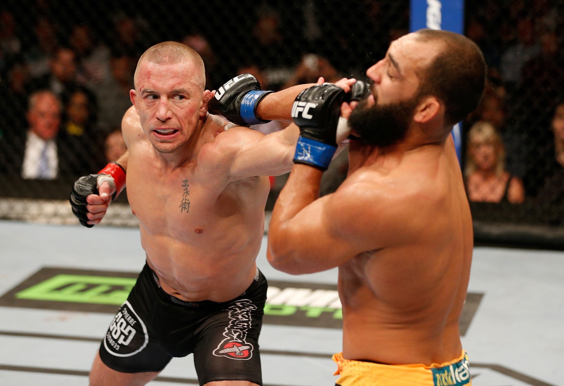 17.nov.2013 - Georges St-Pierre tenta acertar um golpe em Johny Hendricks, na luta principal do UFC 167 - Josh Hedges/Zuffa LLC/Getty Images