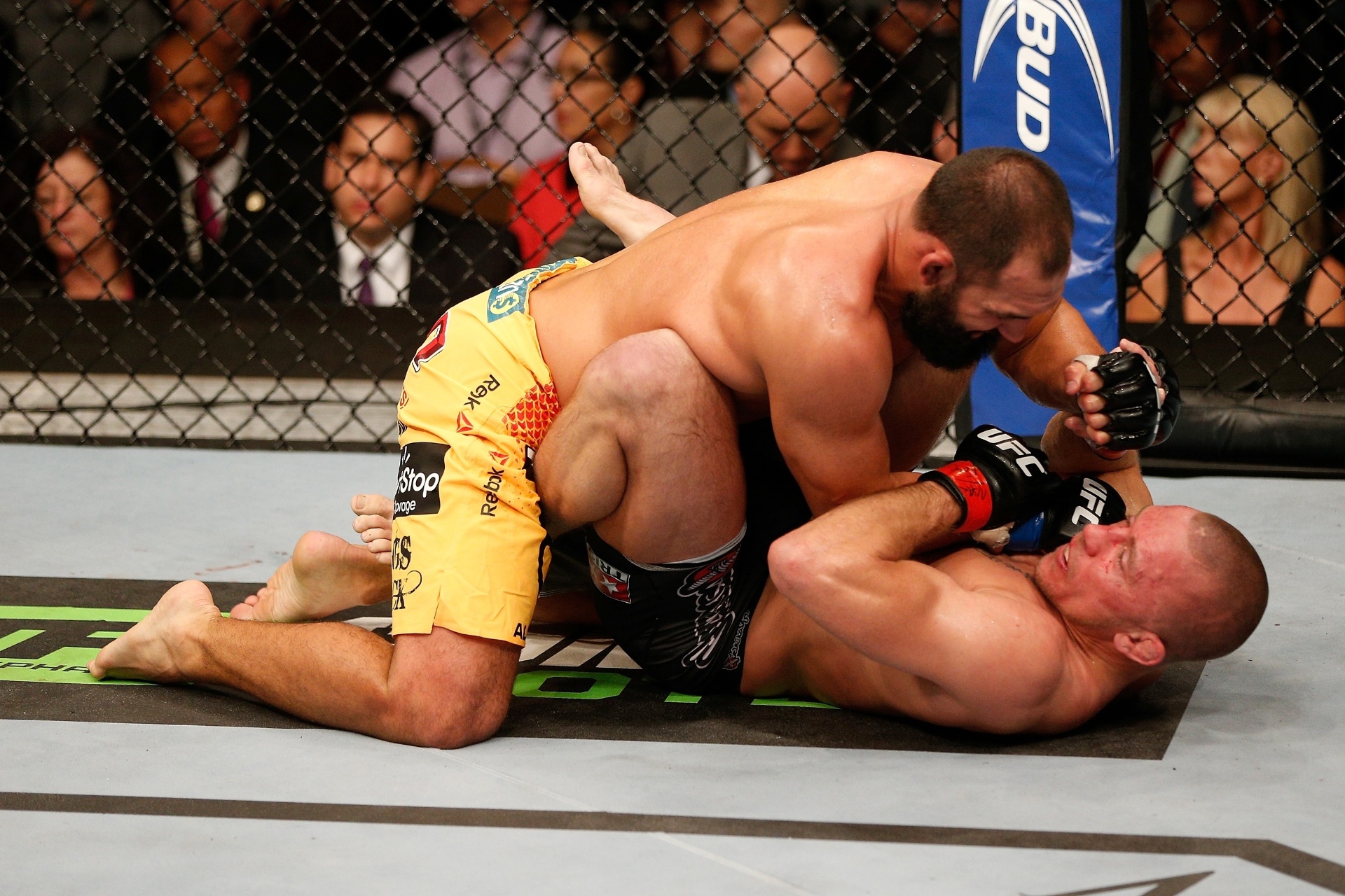 17.nov.2013 - Hendricks parte para cima de St-Pierre, durante sua derrota na luta pelo cinturão dos meio-médios do UFC - Josh Hedges/Zuffa LLC/Getty Images