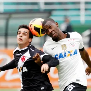 17.nov.2013 - Igor (dir.), do Corinthians, disputa jogada aérea com jogador do Vasco - Reinaldo Canato/UOL