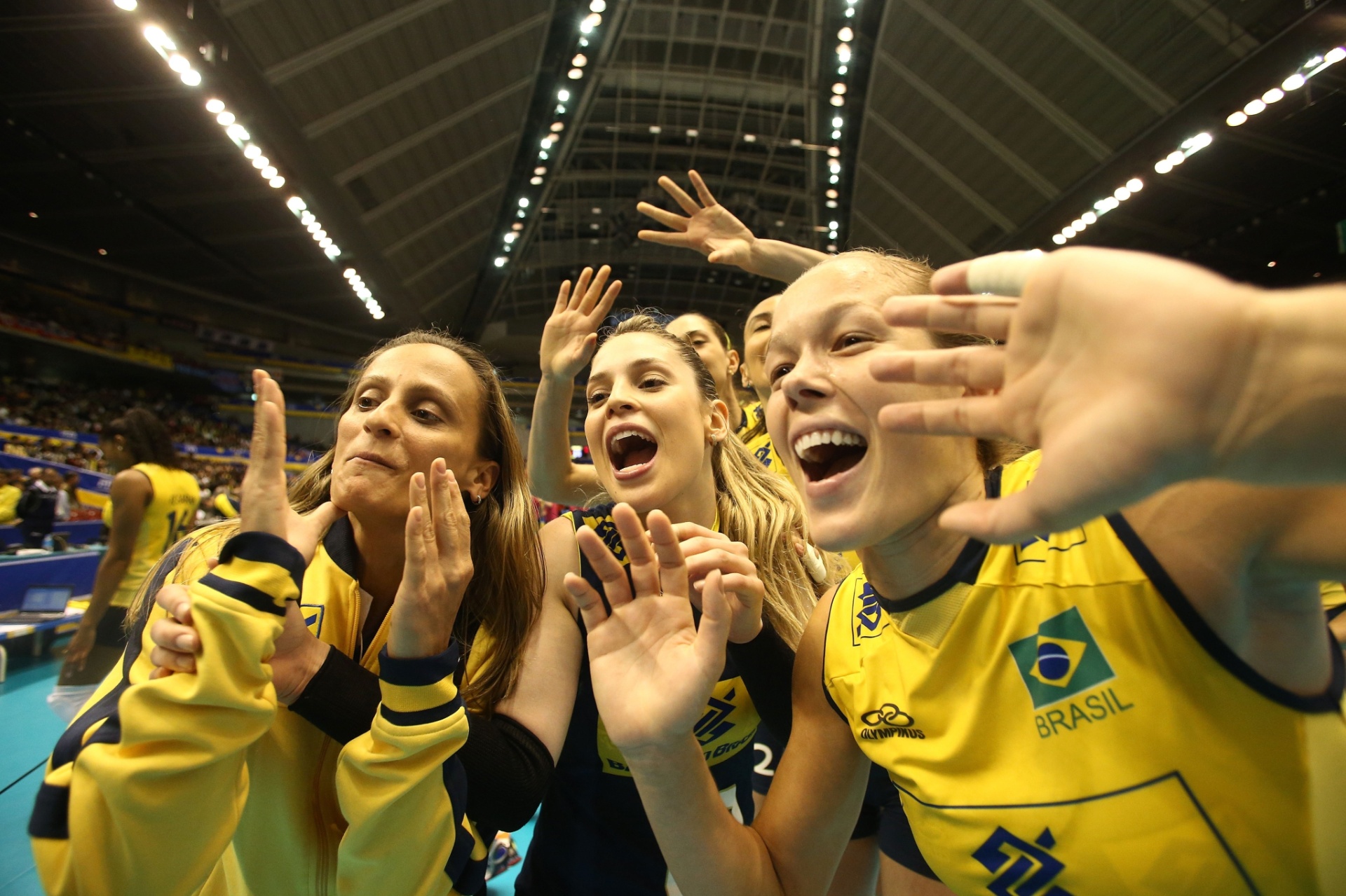 17.nov.2013 - Jogadoras do Brasil comemoram o título da Copa dos Campeões no Japão; ao vencer as japonesas por 3 a 0, o Brasil garantiu o bicampeonato da Copa dos Campeões - Divulgação/FIVB