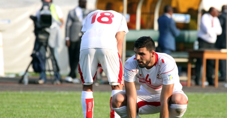 17.nov.2013 - Jogadores da Tunísia lamentam após perder o jogo para Camarões, que valia vaga para a Copa do Mundo no Brasil