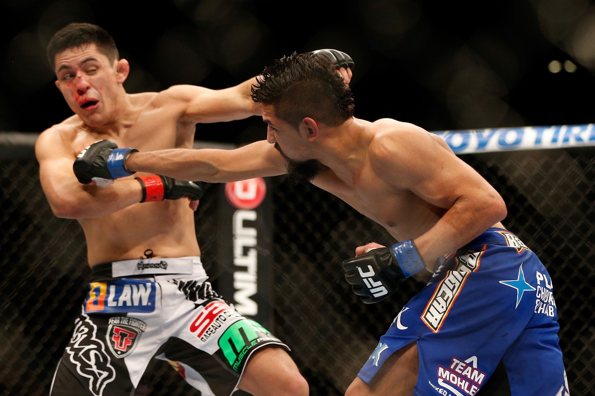 17.nov.2013 - Mexicano Erik Perez sangra enquanto recebe golpe do americano Edwin Figueroa em luta do UFC 167 em Las Vegas - Josh Hedges/Zuffa LLC/gettyimages