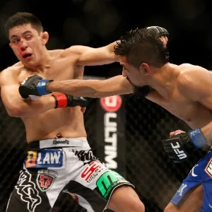 17.nov.2013 - Mexicano Erik Perez sangra enquanto recebe golpe do americano Edwin Figueroa em luta do UFC 167 em Las Vegas - Josh Hedges/Zuffa LLC/gettyimages