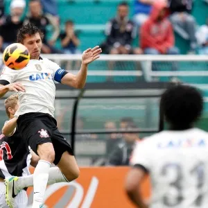 17.nov.2013 - O capitão do Corinthians, Paulo André, domina bola durante partida contra o Vasco, pelo Brasileirão - Reinaldo Canato/UOL