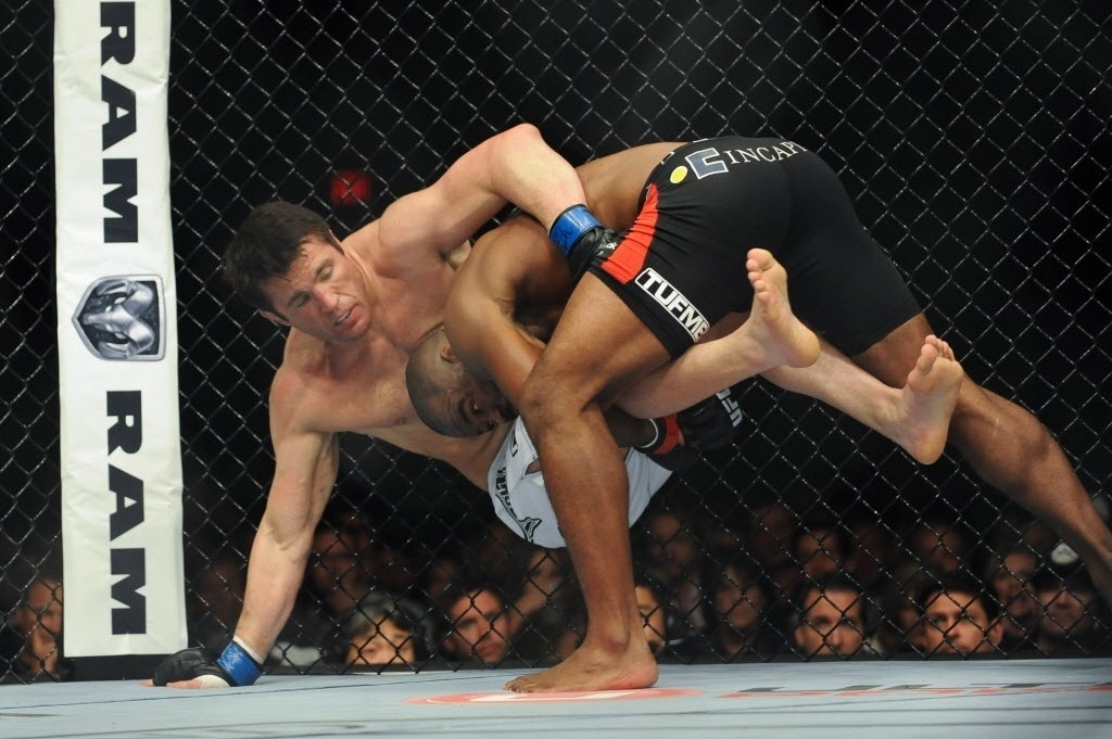 17.nov.2013 - Rashad Evans derruba Chael Sonnen durante sua vitória no UFC 167 - Stephen R. Sylvanie-USA TODAY