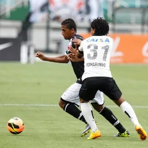 17.nov.2013 - Romarinho, do Corinthians, tenta roubar bola durante partida contra o Vasco no Pacaembu - Reinaldo Canato/UOL