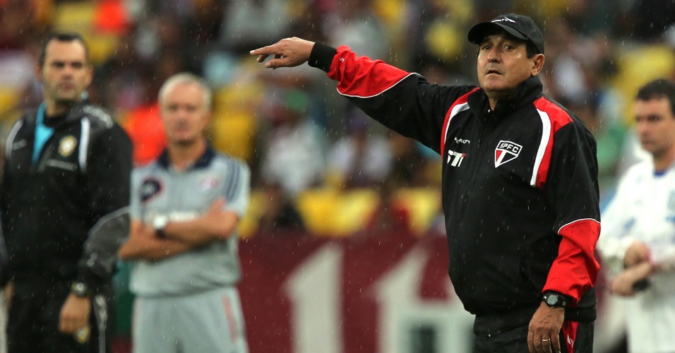 17.nov.2013 - Técnico do São Paulo, Muricy Ramalho dá instruções para o time durante a partida contra o Fluminense