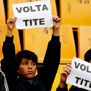 17.nov.2013 - Torcedores corintianos fazem homenagem a treinador Tite, que sairá ao fim da temporada - Reinaldo Canato/UOL