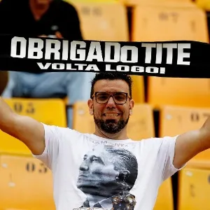 17.nov.2013 - Torcedores corintianos fazem homenagem a treinador Tite, que sairá ao fim da temporada - Reinaldo Canato/UOL