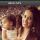 Mulher de Julio Baptista, a espanhola Silvia Nistal com a filha do casal no colo em jogo do Cruzeiro - Reprodução/Twitter