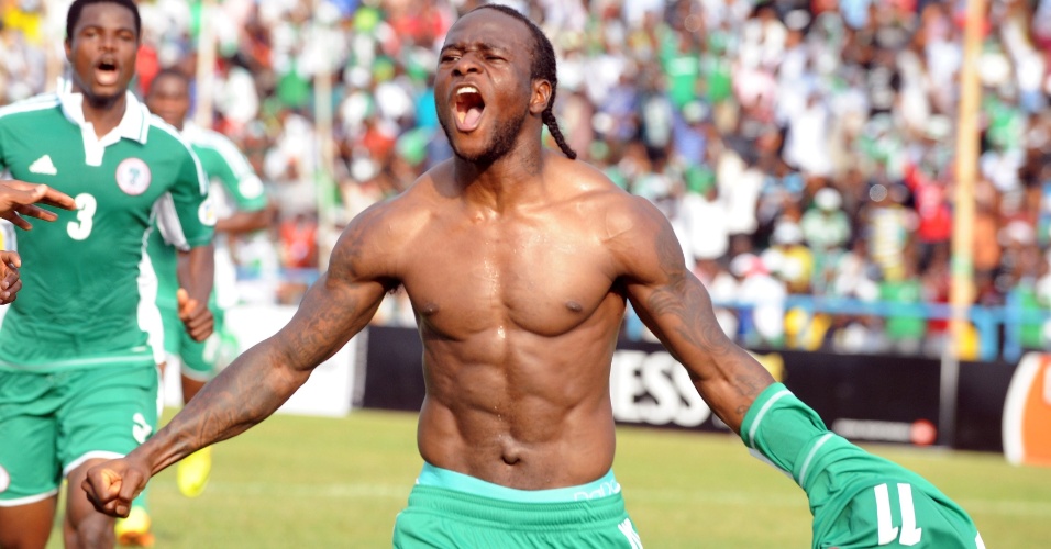 Victor Moses, da seleção da Nigéria, comemora pênalti nas eliminatórias para a Copa