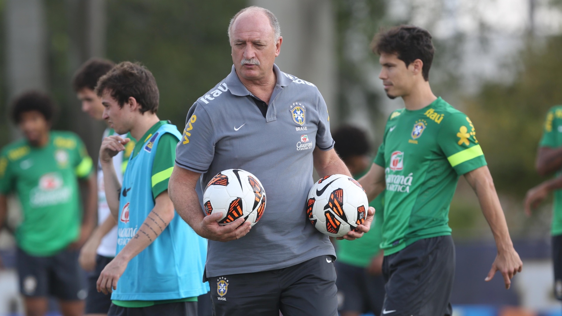18.nov.2013 - Felipão conversa durante último treino da seleção brasileira em 2013