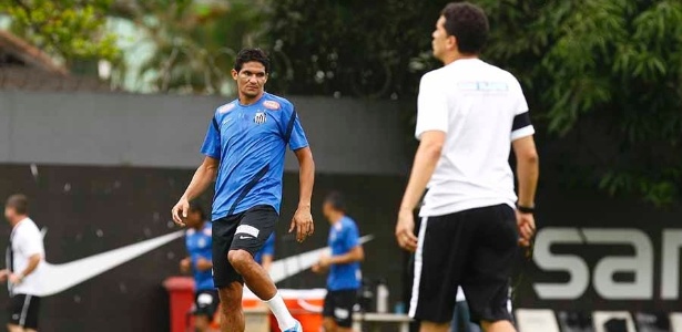 Durval não gostou da maneira que foi barrado do time pelo técnico Claudinei Oliveira - Divulgação/Santos FC