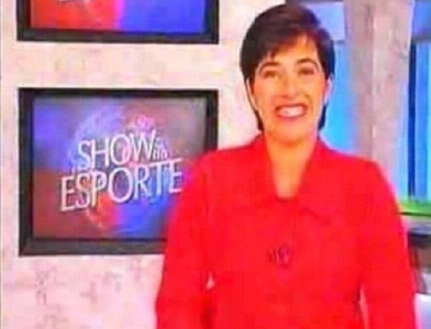 Reprodução de vídeo com Silvia Vinhas à frente do Show do Esporte; apresentadora foi um dos nomes habituais nos domingos esportivos da Bandeirantes e teve histórias curiosas, como quando foi xavecada por Roberto Carlos ao vivo - Arquivo Pessoal