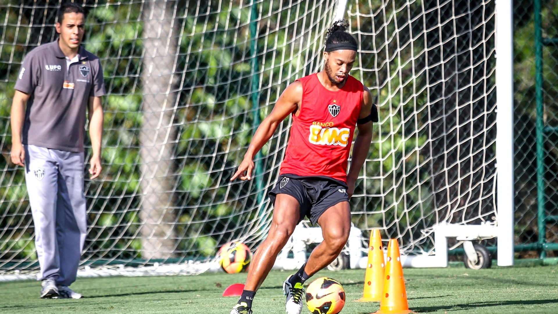 Ronaldinho Gaúcho, do Atlético-MG, realiza atividade no campo da Cidade do Galo (12/11/2013)