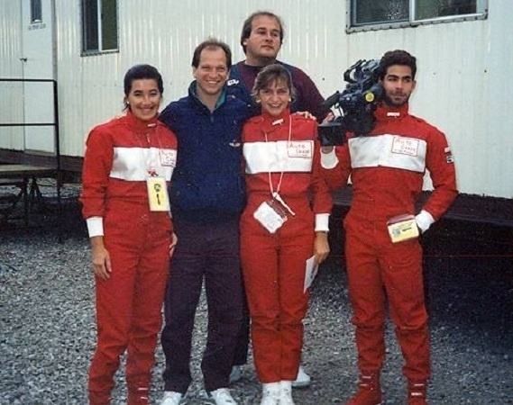 Silvia Vinhas com a equipe da Bandeirantes durante uma transmissão da Fórmula Indy, nos EUA - Reprodução/Terceiro Tempo