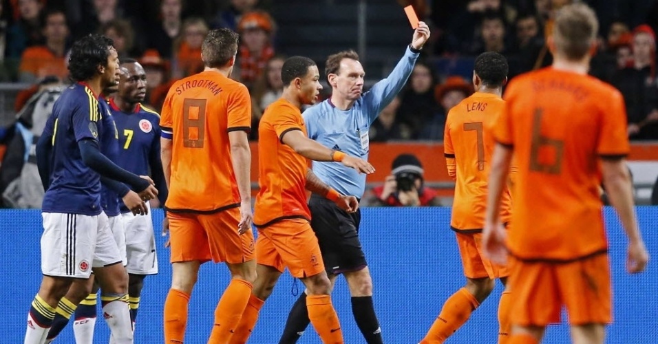 19.nov.2013 - Árbitro mostra o cartão vermelho para o holandês Jeremain Lens no amistoso contra a Colômbia