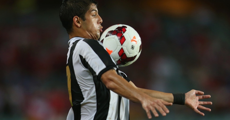 19.nov.2013 - Christian Gamboa, da Costa Rica, domina a bola no peito durante a derrota por 1 a 0 para a Austrália em amistoso disputado em Sydney