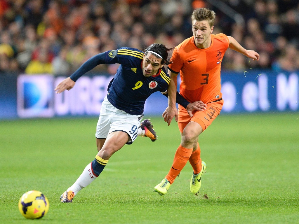 19.nov.2013 - Colombiano Falcao García passa pela marcação do holandês Joel Veltman durante amistoso