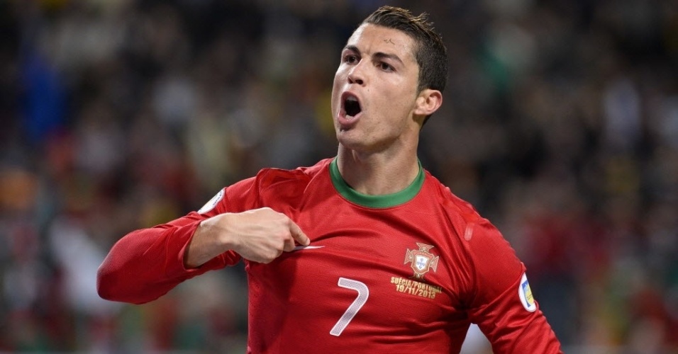 19.nov.2013 - Cristiano Ronaldo aponta para si ao comemorar o gol marcado por Portugal contra a Suécia pela repescagem europeia da Copa do Mundo