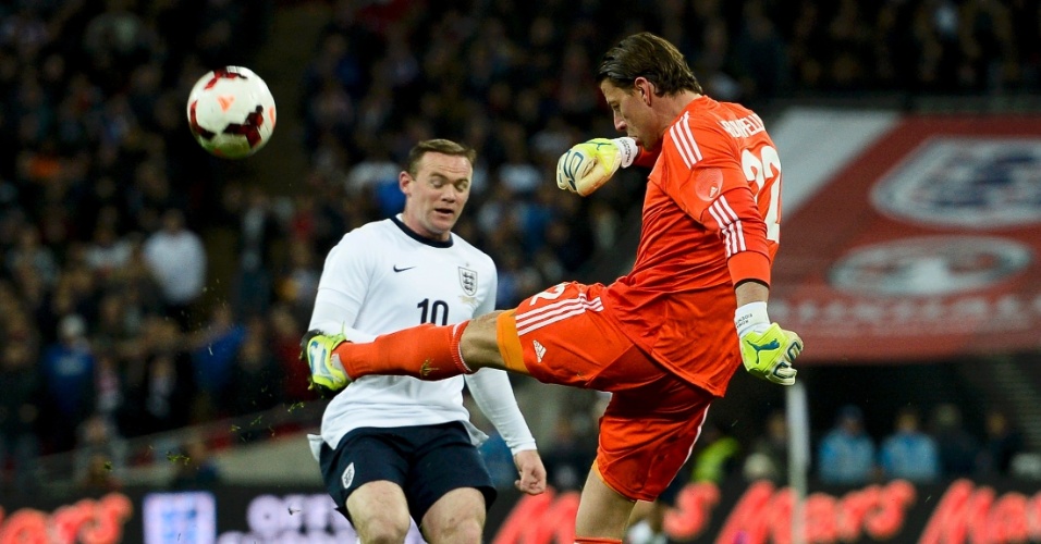 19.nov.2013 - Goleiro alemão Weidenfeller chega antes de Rooney e afasta o perigo no amistoso contra a Inglaterra
