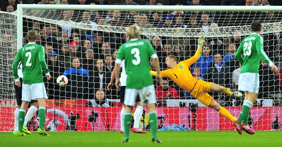 19.nov.2013 - Goleiro inglês Joe Hart não alcança a bola no gol da Alemanha no amistoso em Wembley