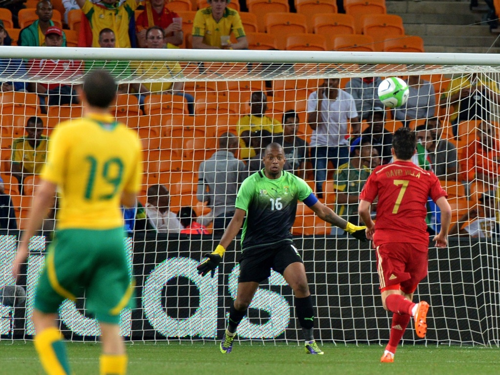 19.nov.2013 - Goleiro Itumeleng Khune espera a finalização de Villa no amistoso entre África do Sul e Espanha