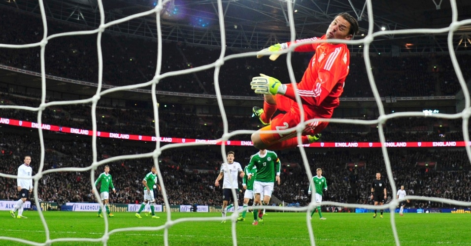 19.nov.2013 - Goleiro Roman Weidenfeller faz defesa e salva a Alemanha em amistoso contra a Inglaterra