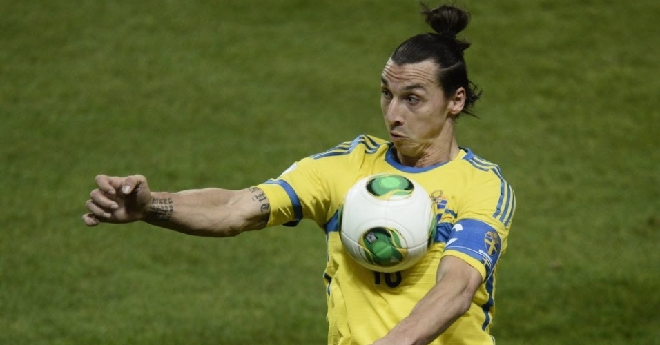 19.nov.2013 - Ibrahimovic domina a bola durante partida entre Suécia e Portugal pela repescagem para a Copa do Mundo