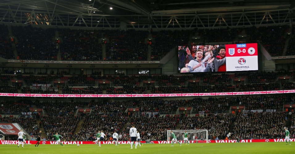 19.nov.2013 - Inglaterra e Alemanha fazem um dos maiores clássicos mundiais no estádio de Wembley
