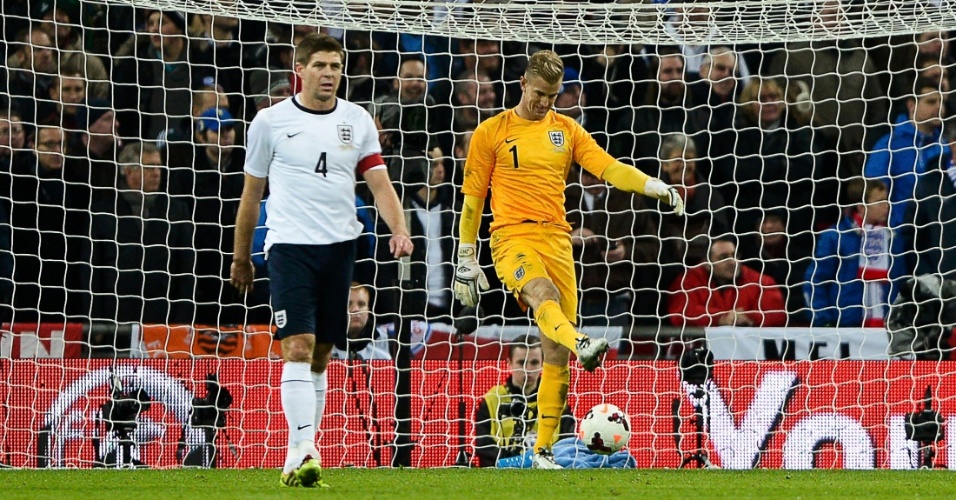 19.nov.2013 - Ingleses Steven Gerrard e Joe Hart lamentam gol da Alemanha no amistoso em Wembley