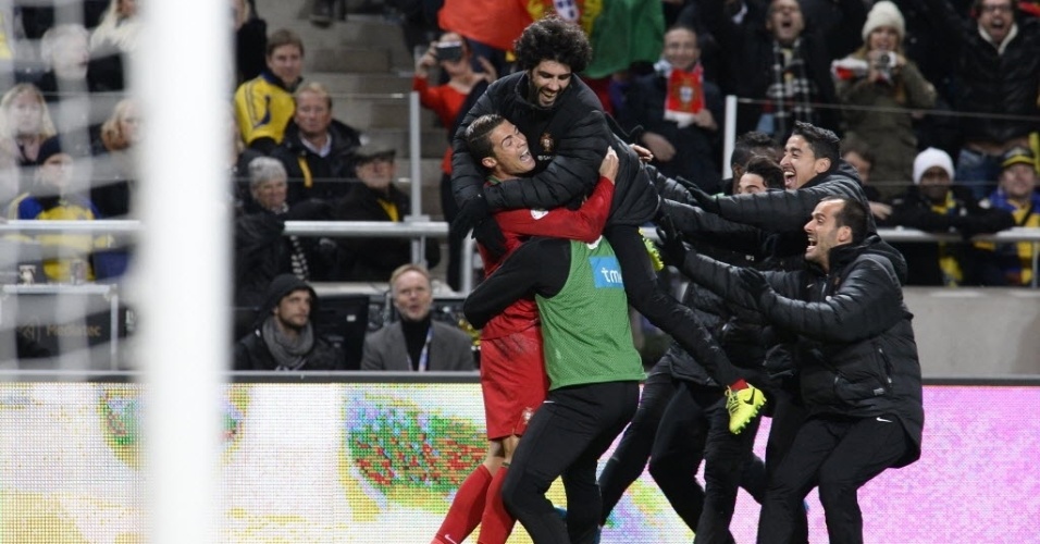 19.nov.2013 - Jogadores do Portugal comemoram gol marcado por Cristiano Ronaldo (e) na partida contra a Suécia pela repescagem da Copa do Mundo-2014; vitória por 3 a 2 classificou portugueses para o Mundial