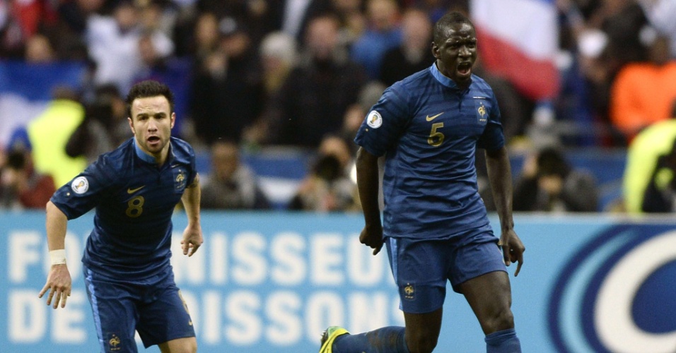 19.nov.2013 - Mamadou Sakho comemora o primeiro gol da França contra a Ucrânia pela repescagem europeia