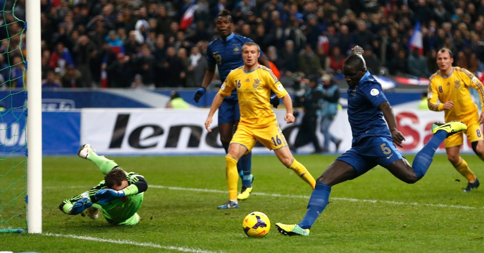 19.nov.2013 - Mamadou Sakho, zagueiro francês, chuta para abrir o placar para a França diante da Ucrânia