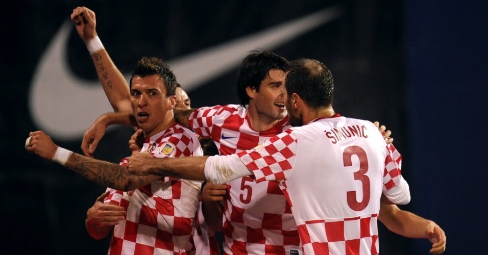 19.nov.2013 - Mario Mandzukic (esq.) comemora após marcar para a Croácia contra a Islândia pela repescagem da Copa do Mundo