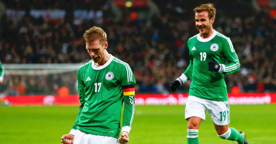 19.nov.2013 - Mertesacker e Mario Goetze comemoram gol da Alemanha contra Inglaterra em amistoso