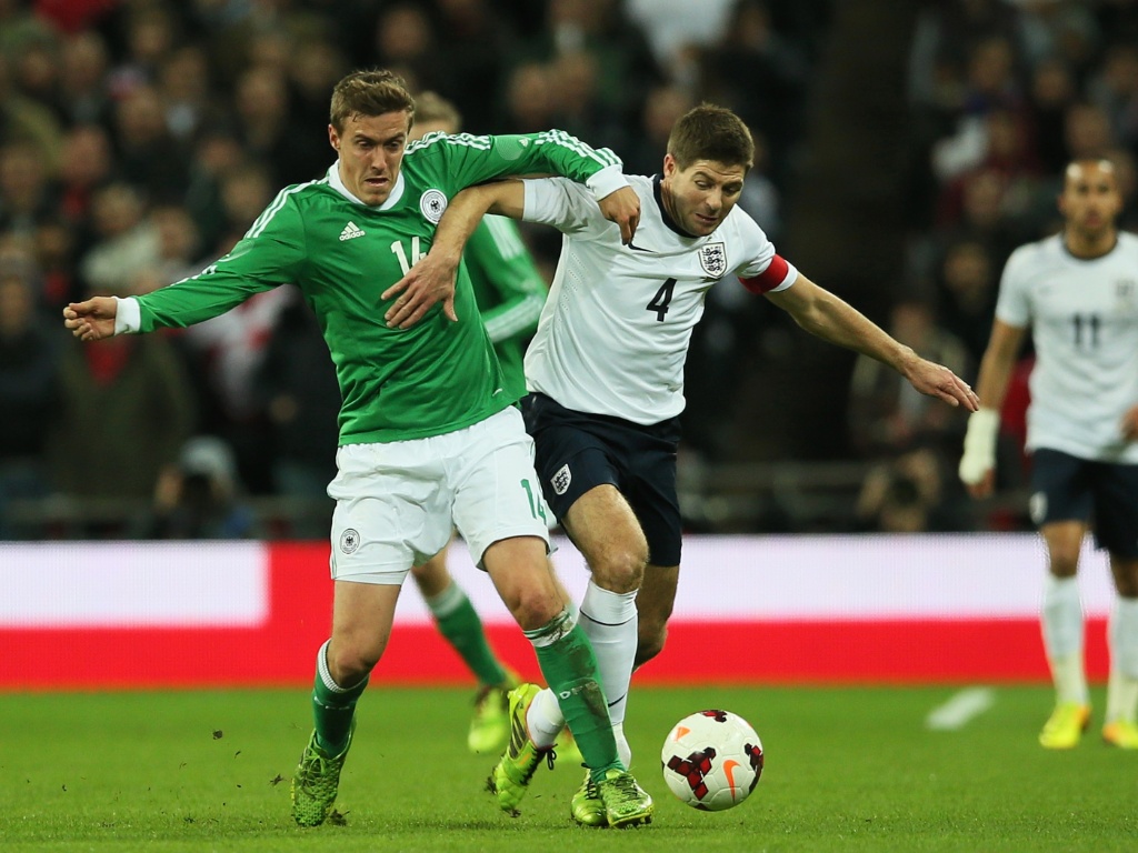 19.nov.2013 - Steven Gerrard divide a bola com Max Kruse no amistoso entre Inglaterra e Alemanha