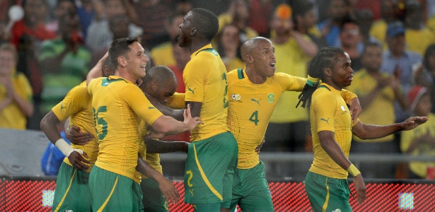 África do Sul conseguiu impor seu futebol sobre a atual campeã mundial e fez a festa da sua torcida
