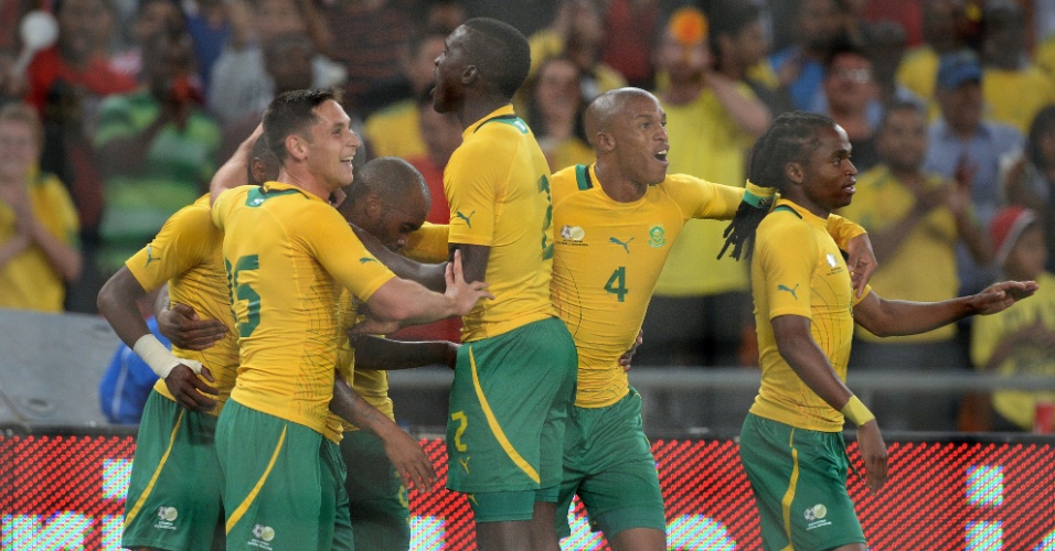 19.nov.2013 - Sul-africanos comemoram o gol de Bernard Parker que deu a vitória por 1 a 0 sobre a Espanha em amistoso disputado em Johanesburgo