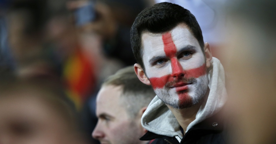 19.nov.2013 - Torcedor inglês aguarda o início do amistoso contra a Alemanha, em Wembley